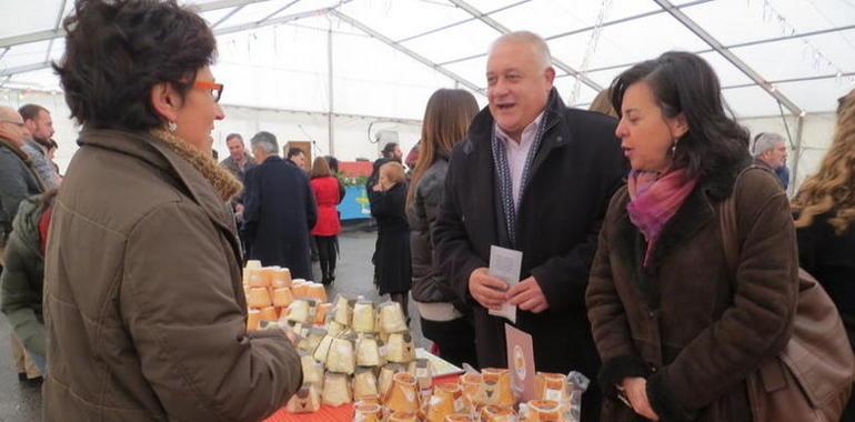 La consejera ofrece apoyo en Morcín para la comercialización de Afuega