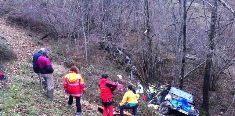 El Grupo de Rescate de Protección Civil evacua a un varón cuyo todoterreno volcó en Ribota de Sajambre