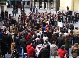 Cientos de vecinos de Cudillero exigen un alcalde "elegido por el pueblo"