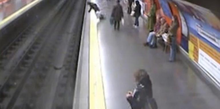 Un policía nacional rescata a una mujer que iba a ser arrollada por el metro