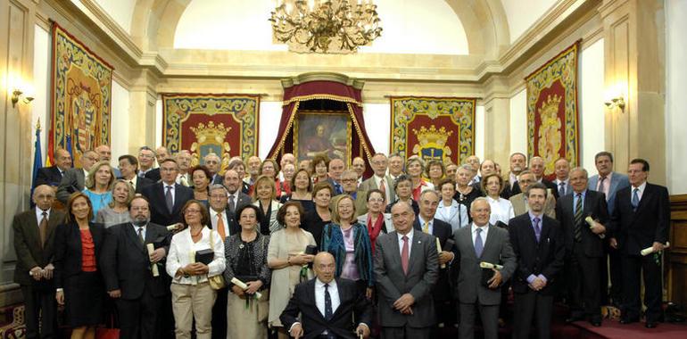 La Universidad entrega sus insignias de Oro y Plata a profesores y personal jubilados