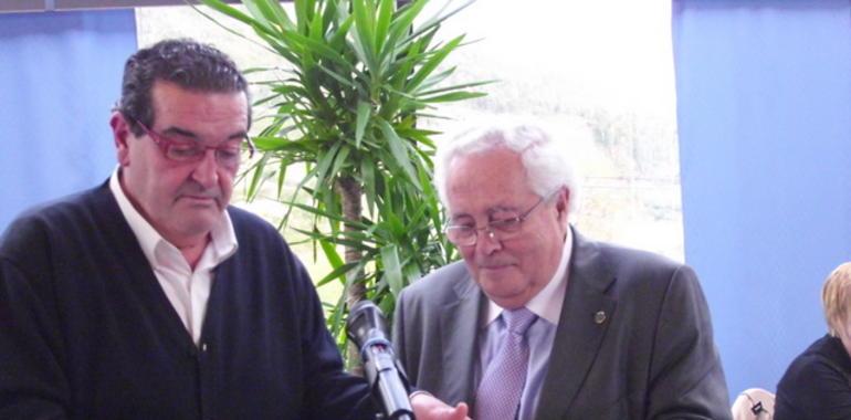 Homenaje al veterano radiofonista Severino Fernández de la Asociación de la Prensa de Oviedo