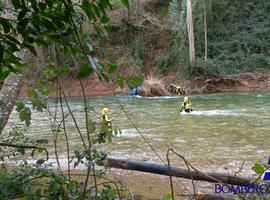 Efectivos de rescate buscan entre Balsera y Trevías a un vecino cuyo coche se encontró en el río