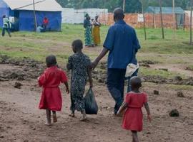 Niños congoleños huyen en solitario hacia Uganda