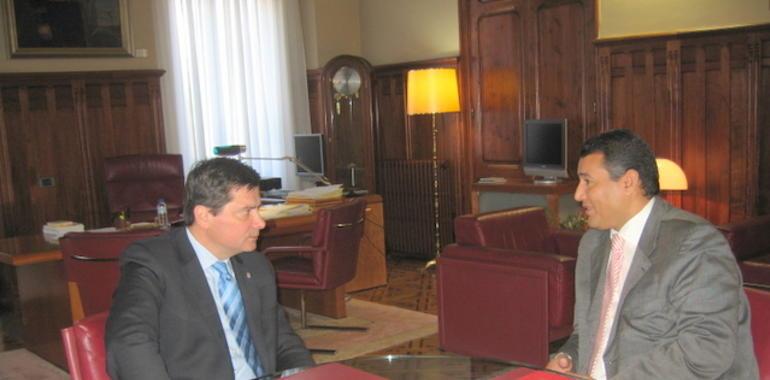 El delegado del Pueblo Saharaui, encuentra en la Junta General un Parlamento solidario con su causa