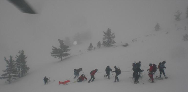 Evacuan a un montañero herido en el Pico Lago (León)