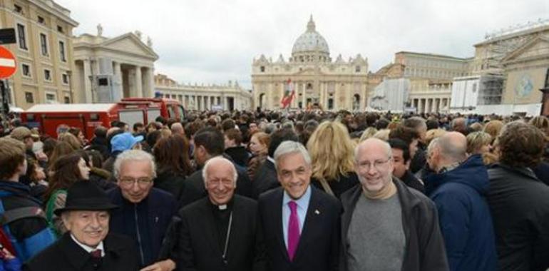 El presidente Piñera asistió al primer Ángelus del Papa Francisco