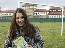 Laura Estévez presenta hoy en Gijón  'Fuera de juego', editado por PopumBooks