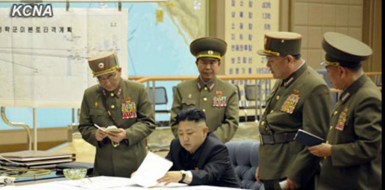 Kim Jong Un firma el plan de ataque con misiles a bases norteamericanas