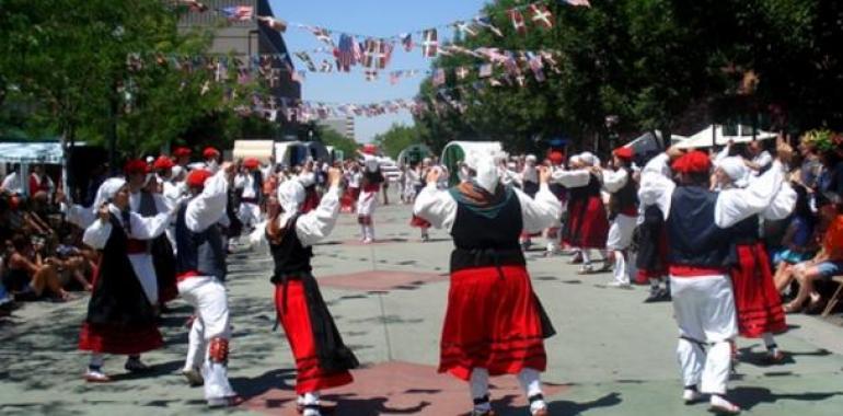 Gira por Euskadi de los grupos Oinkari Basque Dancers y Amuna Says No de Boise 