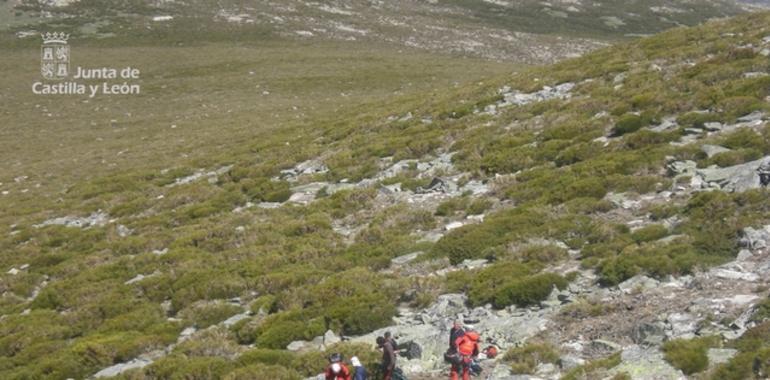 El Grupo de Rescate auxilia a un montañero herido en La Serrota