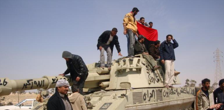 Libia: miles de personas que huyen de la guerra, entre la espada y la pared