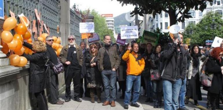 Trabajadores públicos concentrados en Oviedo piden un cambio en Servicios Sociales