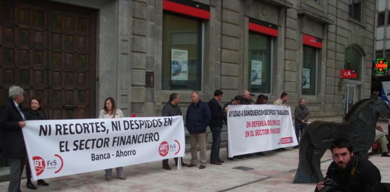 Concentraciones y protestas de trabajadores de Caja-Liberbank por los duros recortes del ERTE