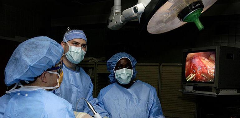 El Hospital Valle del Nalón incorpora una nueva técnica para operar el cáncer de cérvix 