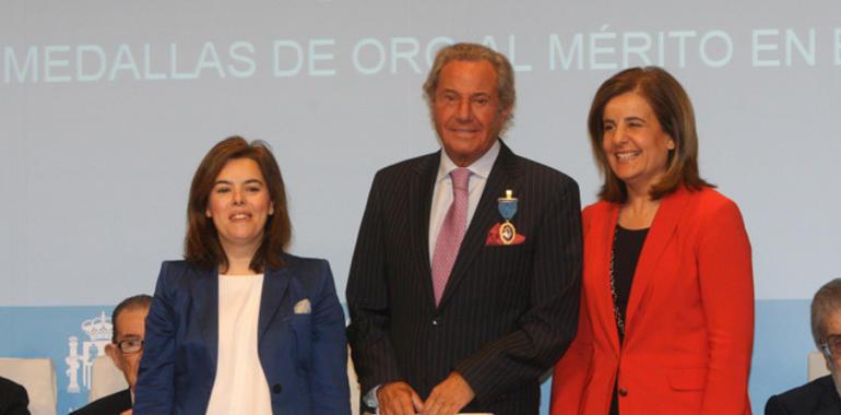 El galán de Cimavilla y Velarde Fuertes reciben la Medalla de Oro al Trabajo