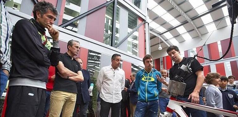 Alonso inaugura la nueva fábrica de bicicletas MMR