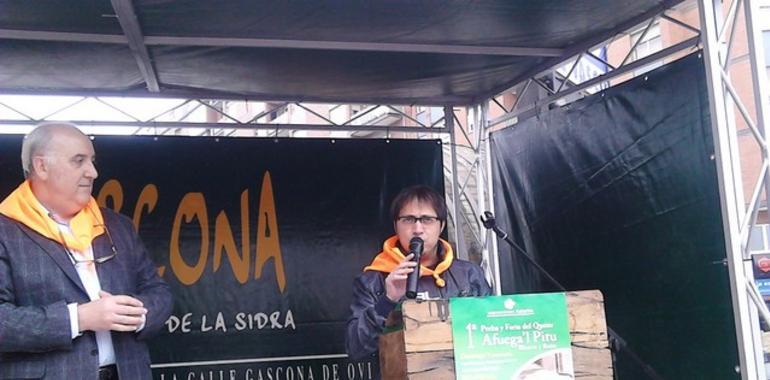 Ambás defiende el uso del asturiano en el etiquetado, en la Feria del Afuega