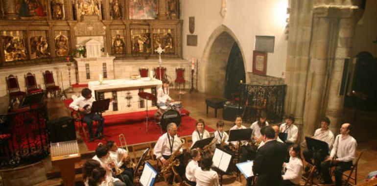 la Banda Municipal de Música de Llanes ofrece un concierto al aire libre en la plaza de La Magdalena