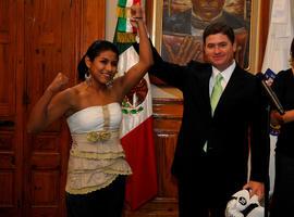 La Campeona Mundial de Box Arely 'Ametralladora' Muciño con el gobernador de Monterrey