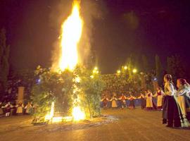 Folk y teatro arropan en Oviedo la Noche de San Juan y a los que n'ella tan