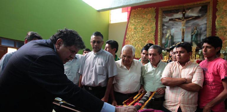 Perú condecorará a los policías que recuperaron la Cruz de Motupe