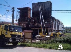 El fuego destruye una antigua nave de serigrafía en Colloto