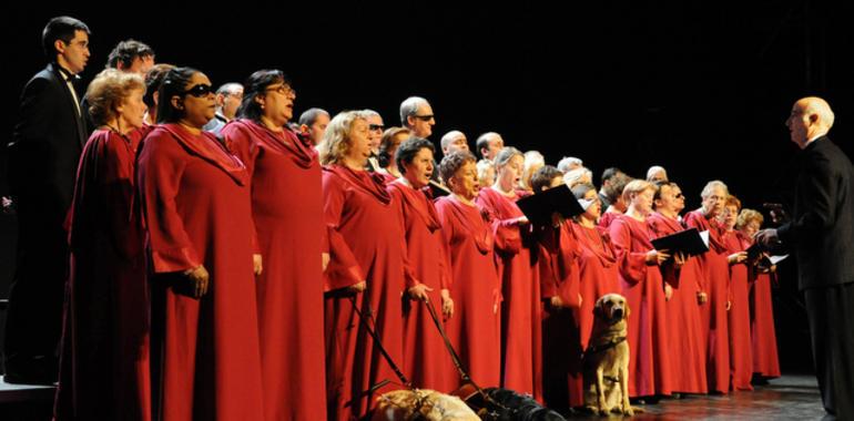 El Orfeón “Fermín Gurbindo”, formado por personas con discapacidad visual, en Oviedo 