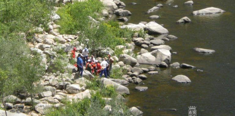 Evuacuado un pescador herido en una zona de difícil acceso en el río Huebra