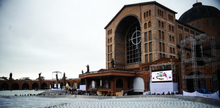 Miles de creyentes hicieron vigilia ante La Aparecida esperando al Papa