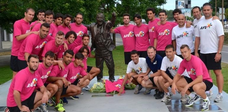 Los integrantes de la selección AFE rinden homenaje a Manolo Preciado