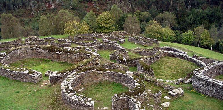 Conferencia de Alfonso Menéndez Granda y Ángel Villa Valdés sobre los castros del valle del Navia