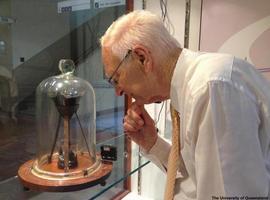 Tras 52 años, John Mainston muere sin ver caer una gota de brea