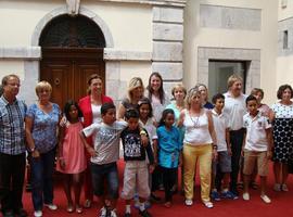 El Ayuntamiento de Llanes recibe a niños refugiados del Sahara