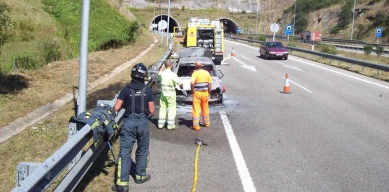 Un incendio destruye un coche en Siero, a la salida de Muñó