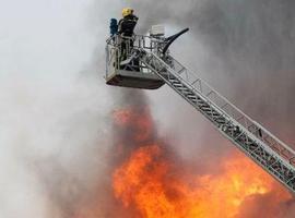 Arde un edificio en la calle Valgranda, en Avilés