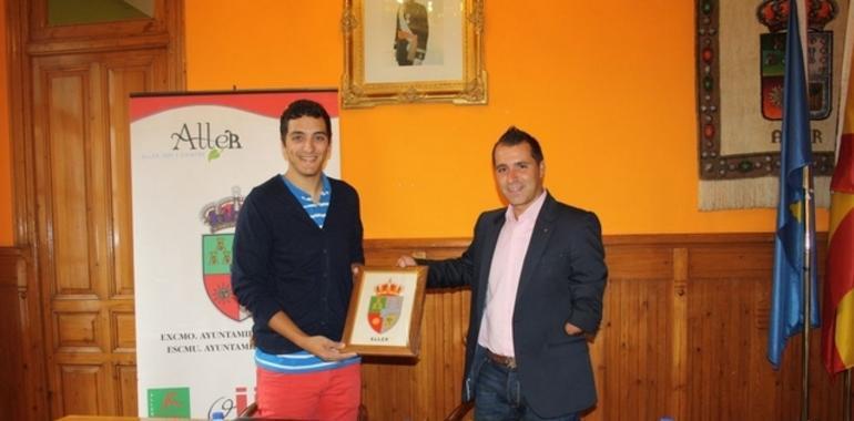 Recepción al gaitero allerano ganador del trofeo McCrimmon del Interceltique de lorient