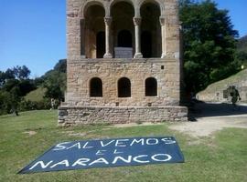 'Salvemos el Naranco' coloca una pancarta reivindicativa durante la etapa de la Vuelta