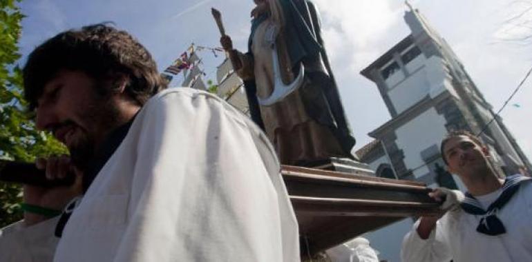 San Telmo, en San Juan de la Arena, cierra las ofrendas al Mar de la marina asturiana