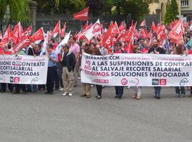 La protesta de trabajadores de Cajastur el día de los Premios, en Los Álamos, pero no en La Escandalera