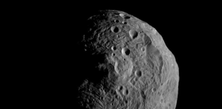 La nave espacial Dawn fotografía de cerca al asteroide Vesta
