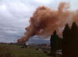 Arcelor califica de "no tóxica" la nube producida por un incendio en un horno de la planta de Veriña