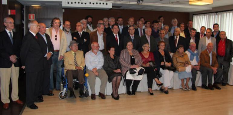 El Sporting entrega la insignia de oro a 45 socios
