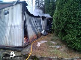 Los bomberos evitan que un incendio en una nave se propague al monaesterio de El Cueto, Lugones