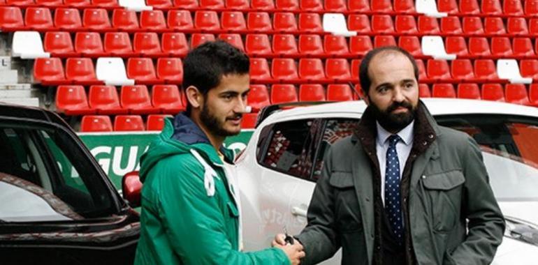 Los jugadores del Sporting reciben sus coches oficiales