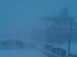 La nieve cierra Pajares al tráfico pesado y dificulta grandemente el paso de ligeros