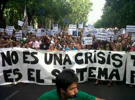 Miles de voces reviven el 15M en Madrid al grito de "No es una crisis, es el sistema"