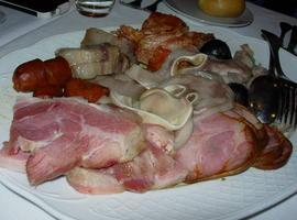 Detenidas una madre y su hija por comer 'de baberu' en restaurantes de Gijón más de 6.000 €
