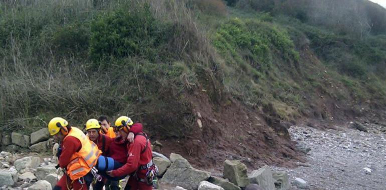 Rescatado un pescador herido en una pierna en un pedréu de Rebolleres, en Candás