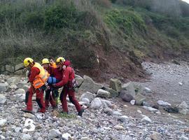Rescatado un pescador herido en una pierna en un pedréu de Rebolleres, en Candás